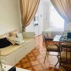 Studio completo ao lado da praia de Copacabana com ar, duas camas, wifi, canais a cabo, até 3 pessoas, pauloangerami DF125