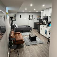 Urban Retreat Basement Studio Only Two Blocks From Metro! OFF STREET PARKING!