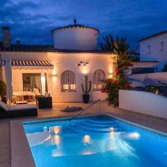 Charmante villa avec piscine dans les canaux