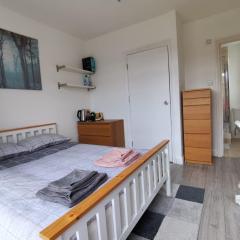 Double Bedroom with bathroom en suite and a Balcony Double bedroom with ensuite only 1 stop to Excel and O2 for short or long let in London Canary Wharf, less than an hour from Heathrow, Stansted and Gatwick airport