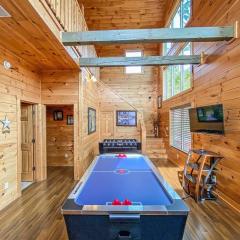 Blue Bear Lodge near Dollywood! 1 mile off PKWY Community Pool Hot tub Game Rm