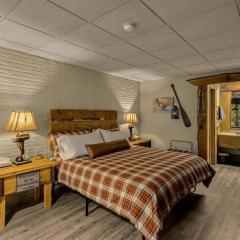 Stonegate Lodge King Bed, WIFI, 50in Roku TV, Salt Water Pool Room #103