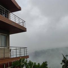 Misty Cliff Pachgani, Luxurious rooms with valley view