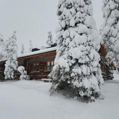 Tunnelmallinen kelohonkamökki (paritalon puolikas) Rukalla