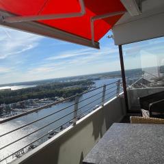 Traveblick Ecksuite Queen-Mary Travemünde 30 Etage mit Meerblick am Strand gelegen