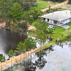 Ampla casa de sítio com lagoa.