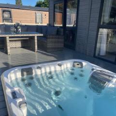 Ailsa Lodge with Hot Tub