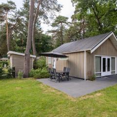 Atmospheric lodge with a deck on the Veluwe