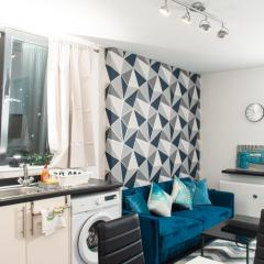 Bright and Stylish - 2 Bedroom Apartment - Free Parking, Transit links, Close to Stadiums