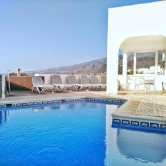 BEAUTIFUL VILLA - 4 bedrooms, heated pool, fibre net, 2 priv car park places, tv channels