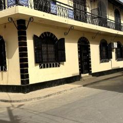 Independent room on Island in colonial house with private entrance