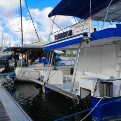 Grand bateau à la marina