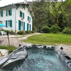 Maison chaleureuse avec cheminée bord de rivière