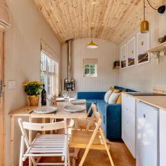 Enchanting Tiny House with wood burner and hot tub in Cairngorms