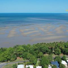 Absolute Beachfront Family home - Cooya