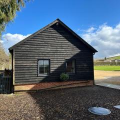 Cozy King-Bed Cabin to Relax & Unwind with Garden View