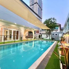 Large Pool Villa (440 SQM) Near ThongLor BTS. 4 Bedrooms/4.5 Baths. FREE Airport Pickup Service.