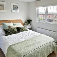 Gorgeous 1 bedroom & private ensuite in Central Windsor home with FREE PARKING