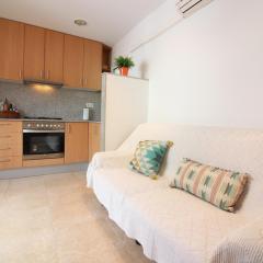 Apartamento céntrico en Roses, a 300m de la playa, con terraza solarium y WiFi. - ES-228-97