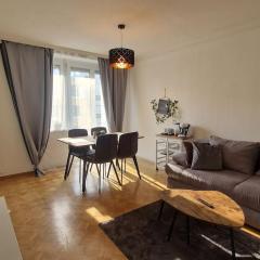 Schöne 2,5 Zimmer Wohnung mit Balkon & Parkplatz