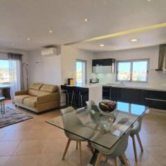 Deluxe 2 bedroom apartment with BBQ