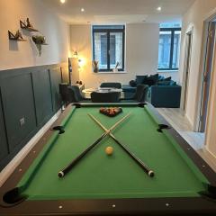 Dream Retreat Luxury Apartment with Super King Bed, Pool Table PS4 - Sleeps 5 Free Parking