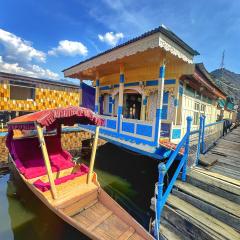 PASADENA Floating Houseboat