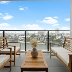 The Serenity - Surfers Paradise Riverview 2 Bedroom with Parking and Pool