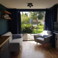 Cosy Garden Apartment near Oxford and the JR