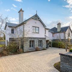 Spacious home to sleep 8 just a short stroll from Kenmare