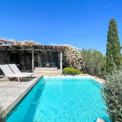 Belle bergerie avec piscine chauffee surplombant la baie de Santa Giulia