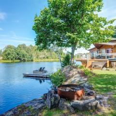 Private waterfront cottage - hot tub & kayaks