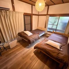 温泉街の入り口にあるゲストハウス SLOW HOUSE yugawara