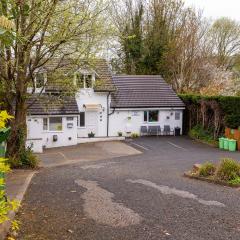 Roger Ground Guest House - with Onsite Car Parking