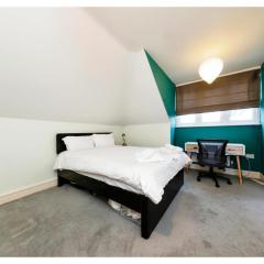 Chic Croydon 2BR Flat - Free Parking