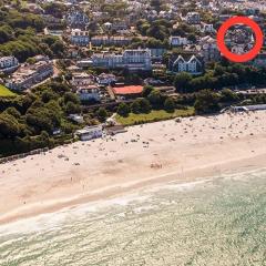 ABOVE PORTHMINSTER BEACH - "St James Rest" is a REFURBISHED & SUPER STYLISH PRIVATE APARTMENT - King Bedroom with Ensuite, Family Bathroom, Double Bunk Cabin & Sofabed LoungeKitchenDiner - 2 mins walk Main Car Park & Station