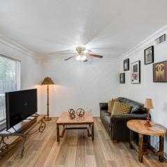 Quaint Condo with Pool Access 4 Mi to Dtwn Dallas!