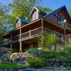 Grenville Gem: Luxury Chalet,Pool & Jacuzzi Oasis