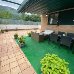 Apartamento con gran terraza y piscina