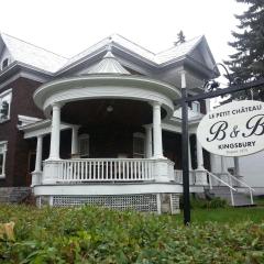 Le Petit Château Montebello B&B