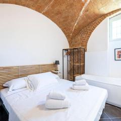 New Romantic Suite with Private Jacuzzi & Fast WiFi in Historic Center of Grosseto