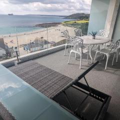 Luxury 3-bed apartment, with direct beach access & sea views !