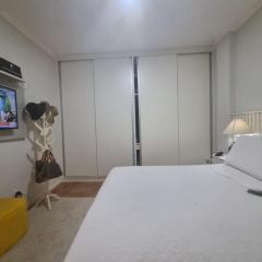 Lindo quarto e sala de frente pro shopping Pátio Petropolis