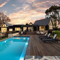 Aroha Homestead Luxury Holiday Home by MajorDomo