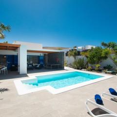 Villa Botanica - Spacious, Heated pool and BBQ, sunny terrace, garden & mountain views