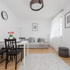 Apartament na Parterze z Parkingiem i Biurkiem do Pracy Zdalnej w Piasecznie by Noclegi Renters