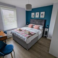 Cosy guest room in a family home with FREE parking