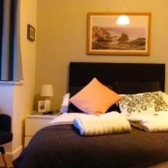 En-suite nook near forest & sea, super value with fridge, microwave and TV