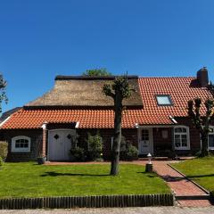 Lindenhuus-Urlaub unter einem Teilreetdach-Terrasse - Nahe Norden-Norddeich