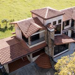 Spectacular House in Boquete w/King Beds & Hot Tub